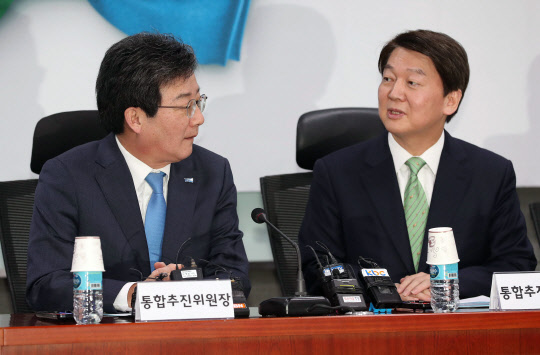 국민의당의 중재파가 1일 통합개혁신당 쪽으로 기울고 있는 것으로 알려진 가운데 통합파와 반통합파가 분당을 향한 행보를 이어가고 있다. (왼쪽) 국민의당 안철수 대표(오른쪽)와 바른정당 유승민 대표가 이날 오후 국회 의원회관에서 열린 통합추진위원회 전체회의에서 얘기하고 있다. 연합뉴스